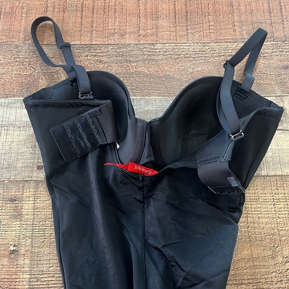 SPANXshape™ Suit Your Fancy Strapless Cupped Mid-Thigh Bodysuit Black Medium - Picture 11 of 12